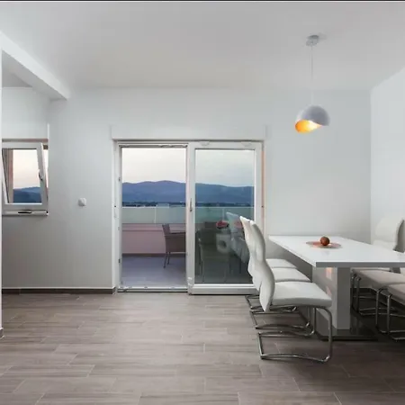Luxury Seafront Villa *