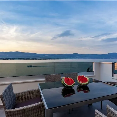 Luxury Seafront *